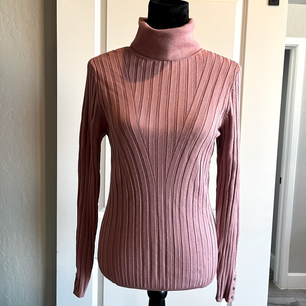 Beautiful White House Black Market fitted sweater size large.